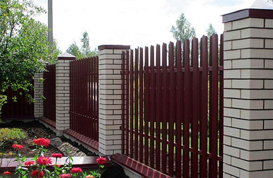 Лёгкий забор из двухстороннего евро-штакетника, с заполнением в один ряд фото