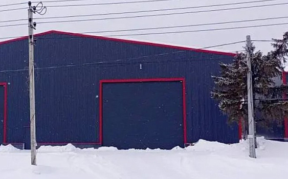 Смонтировали промышленные секционные ворота линейки ProTrend в быстровозводимом здании фото