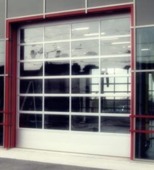 Завершили монтаж панорамных промышленных ворот с прозрачным заполнением закаленным стеклом фото